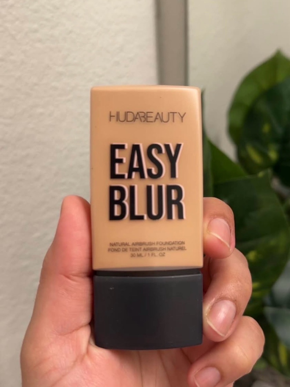 HUDA BEAUTY Easy Blur Foundation - Beige Tan